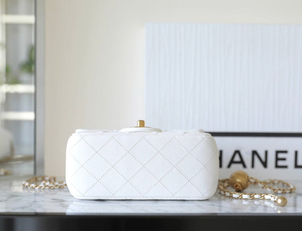 CHANEL 25S FLAP BAG 18 CM IN WHITE LAMBSKIN WITH GOLD HARDWARE