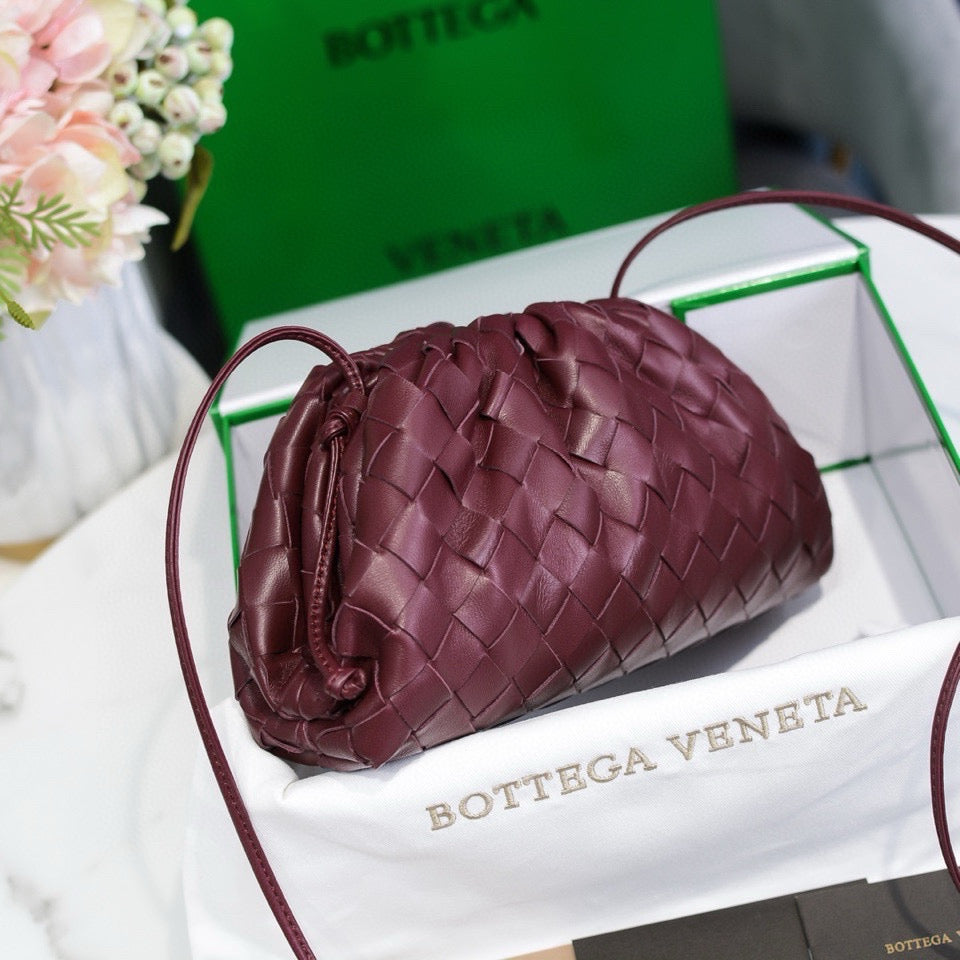 INTRECCIATO POUCH 22 IN BURGUNDY LAMBSKIN