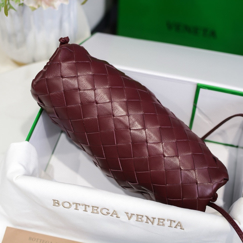 INTRECCIATO POUCH 22 IN BURGUNDY LAMBSKIN