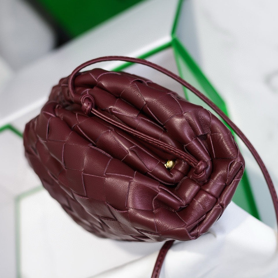 INTRECCIATO POUCH 22 IN BURGUNDY LAMBSKIN
