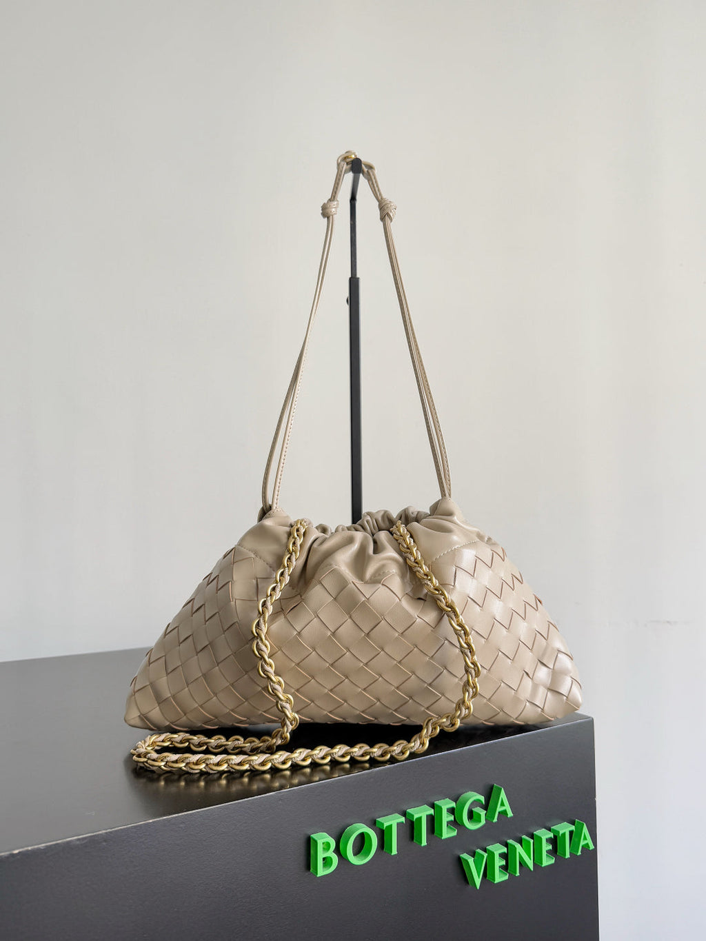 BOTTEGA VENETA 25S DUSTBAG NOTTE 33 IN WARM BEIGE CALFSKIN GOLD HARDWARE
