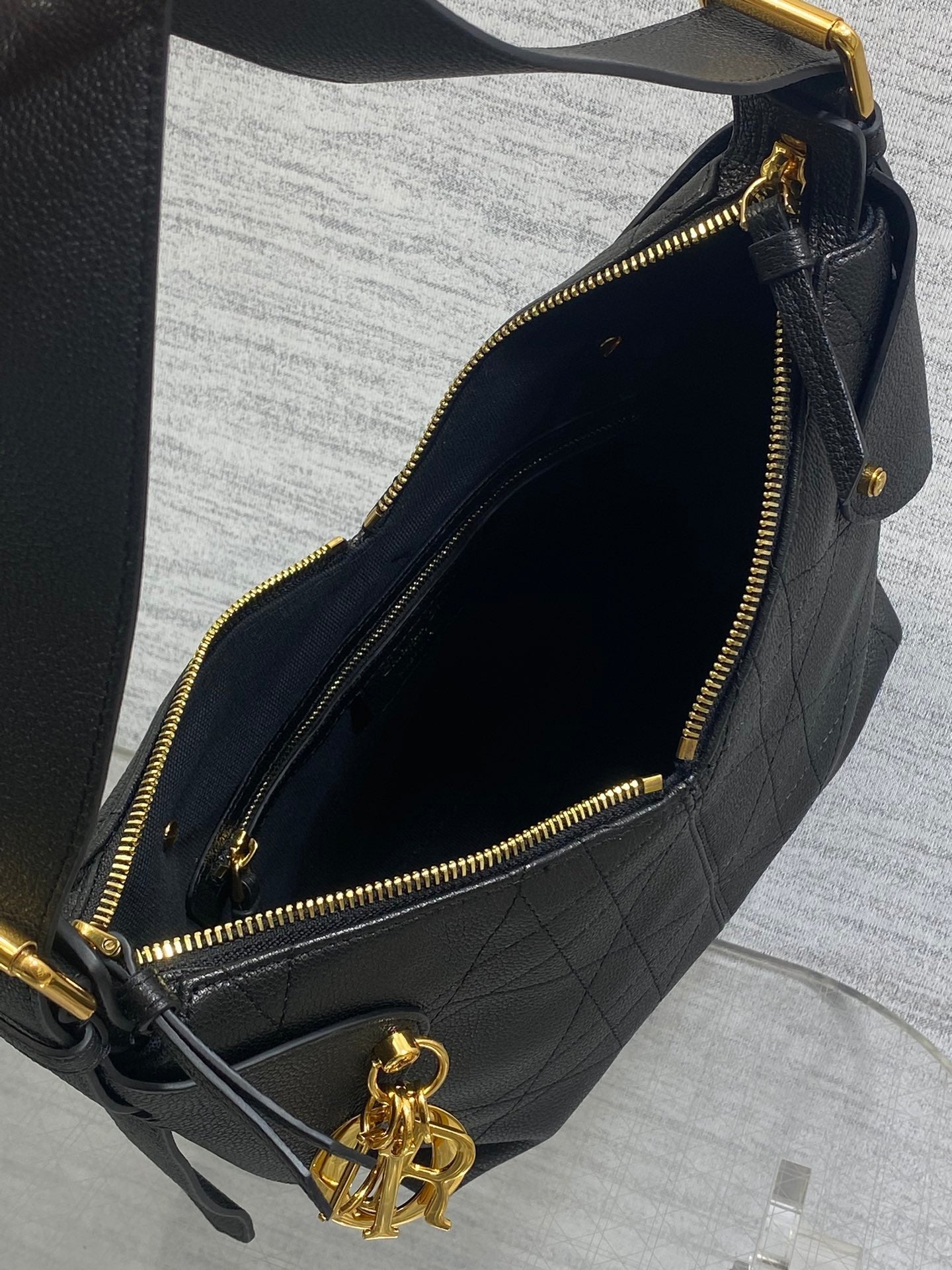 DIOR 25S SMALL VOYAGE BAG 23 IN BLACK FLAT MACROCANNAGE GRAINED CALFSKIN