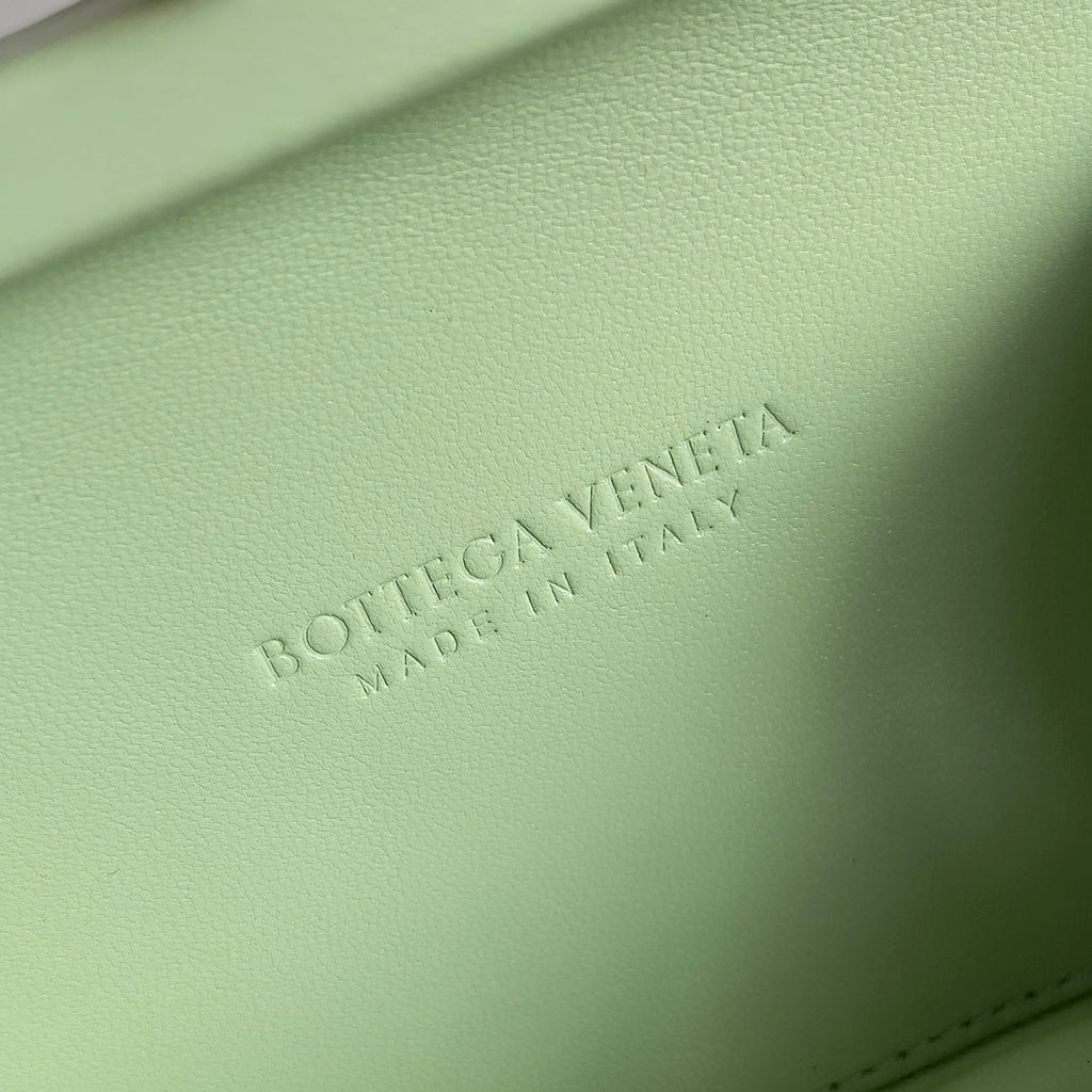 KNOT CHAIN CLUTCH 20.5 IN LIGHT GREEN LAMBSKIN