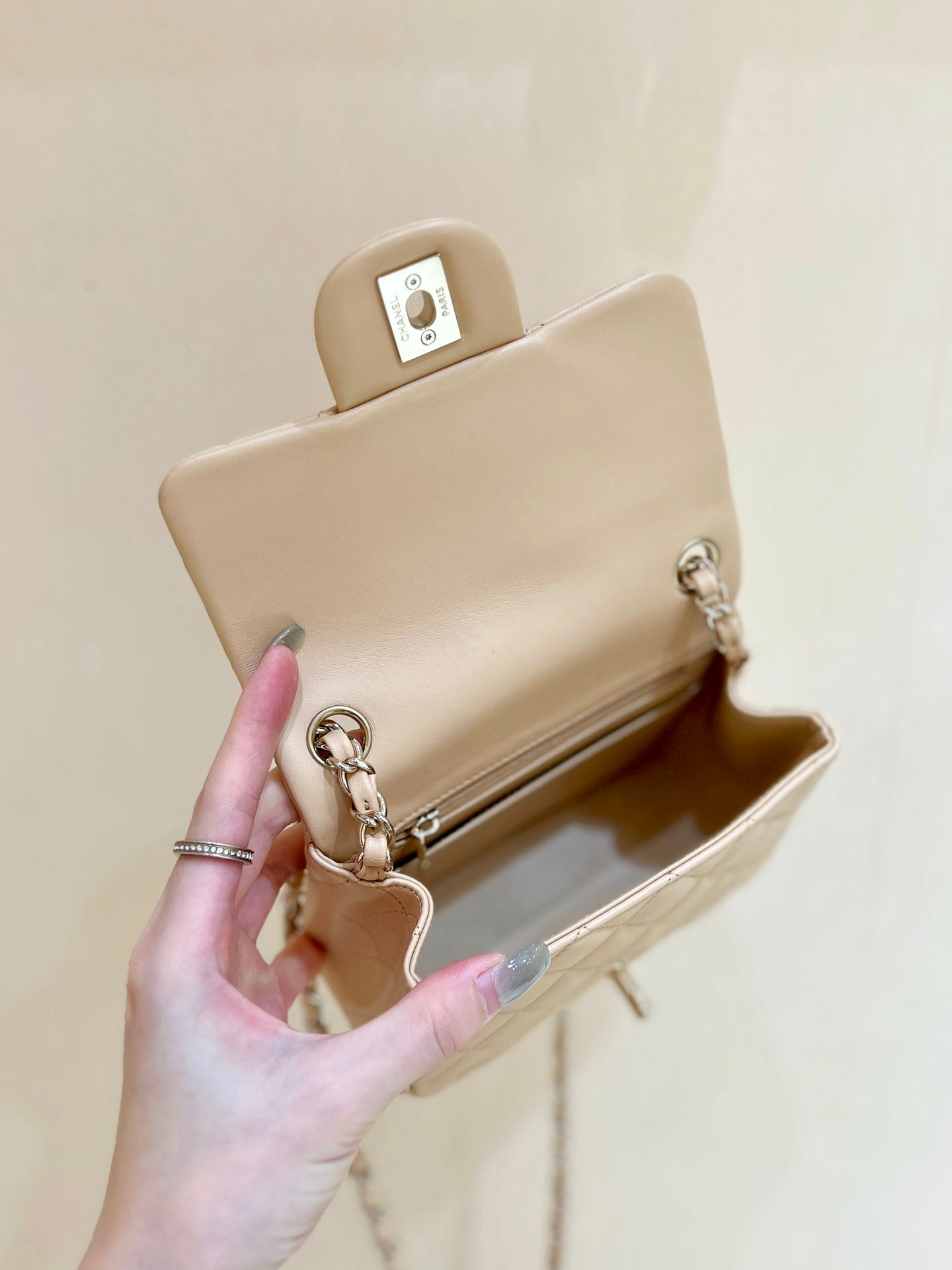 CHANEL 25S FLAP BAG 17 CM IN LIGHT BEIGE LAMBSKIN WITH GOLD HARDWARE